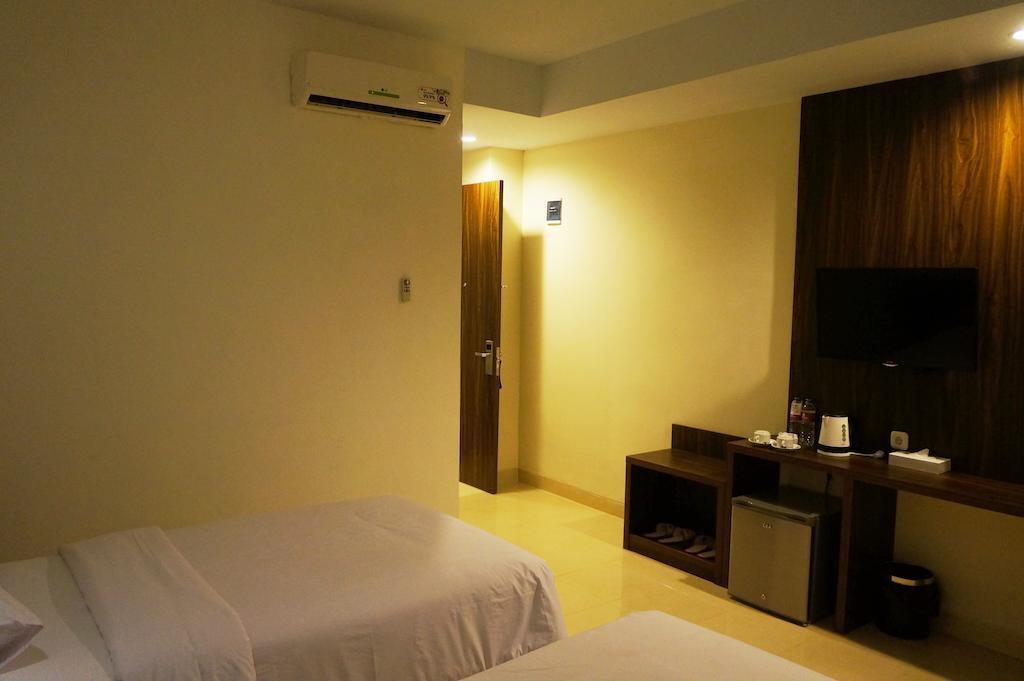 Ameera Hotel Pekanbaru Exterior photo