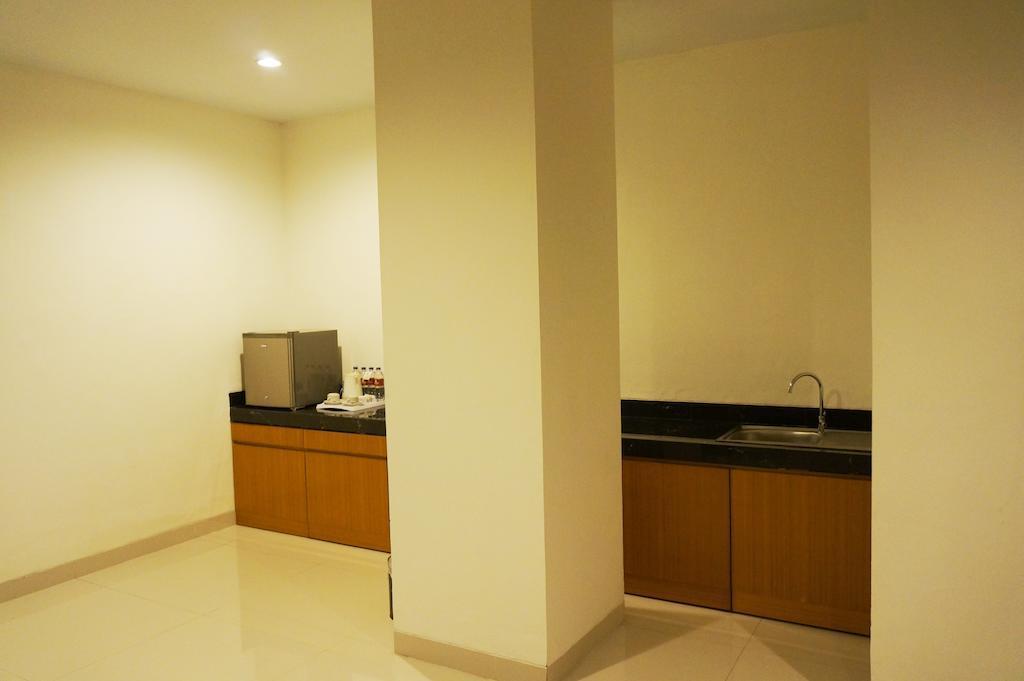 Ameera Hotel Pekanbaru Exterior photo
