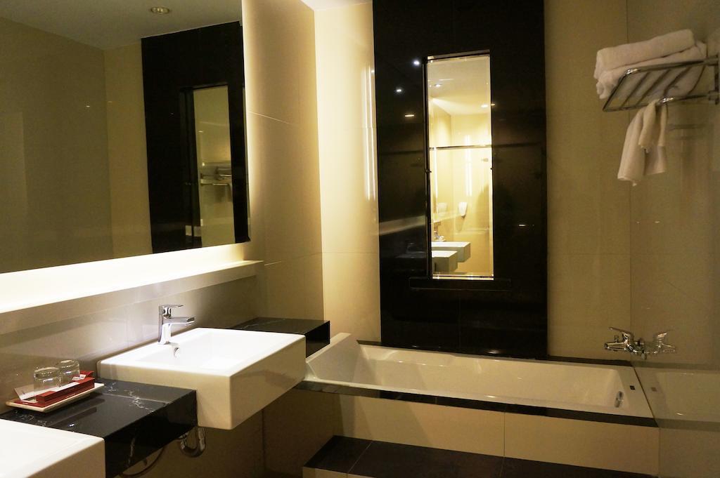 Ameera Hotel Pekanbaru Exterior photo