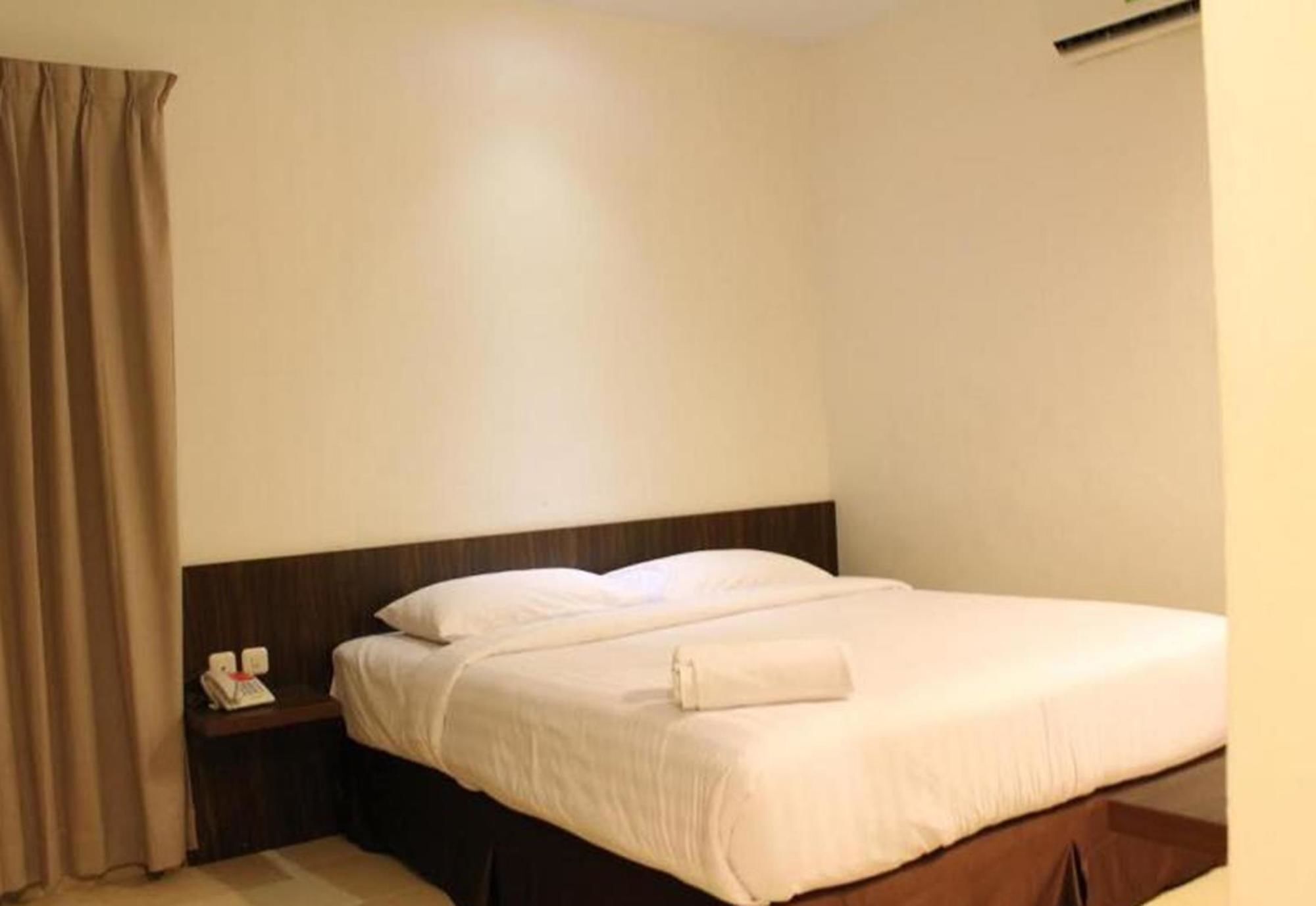 Ameera Hotel Pekanbaru Exterior photo